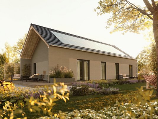 Der Bungalow 100 mit überdachter Terrasse Blick vom Garten auf den Bungalow 100 mit überdachter Terrasse und PV-Anlage