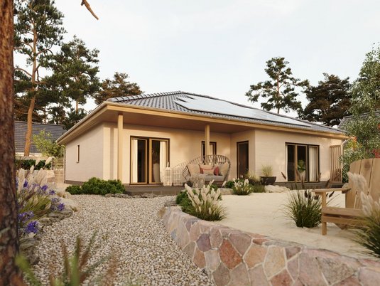 Bungalow Flair 128 mit heller Fassade, gemütlicher Terrasse und grünem Garten