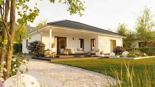 Ein moderner Winkelbungalow mit heller Fassade und geschützter Terrasse zeigt, wie ein komfortables Zuhause im Baugebiet Stellau Barsbüttel entstehen kann. Die ebenerdige Bauweise vermittelt Wohnqualität, Ruhe und Sicherheit für Familien oder Paare.