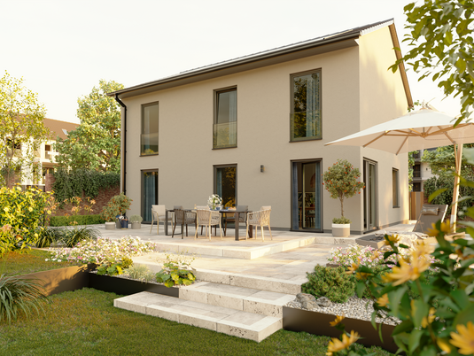 Das Flair 152 RE Das Stadthaus Flair 152 mit Blick vom Garten auf die Terrasse und das Haus mit Satteldach und PV-Anlage auf dem Dach