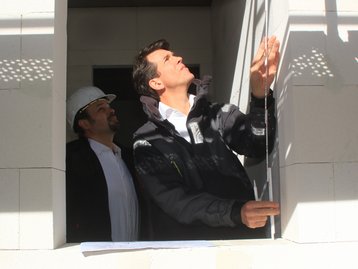 Qualitätskontrolle beim Fenstereinbau Fachmann prüft den Einbau eines Fensters