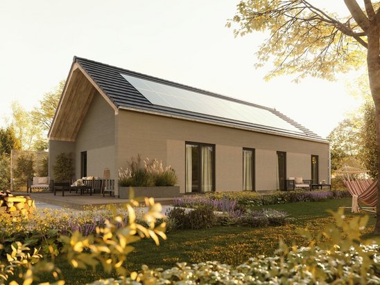 Blick vom Garten auf den Bungalow 100 mit überdachter Terrasse und PV-Anlage