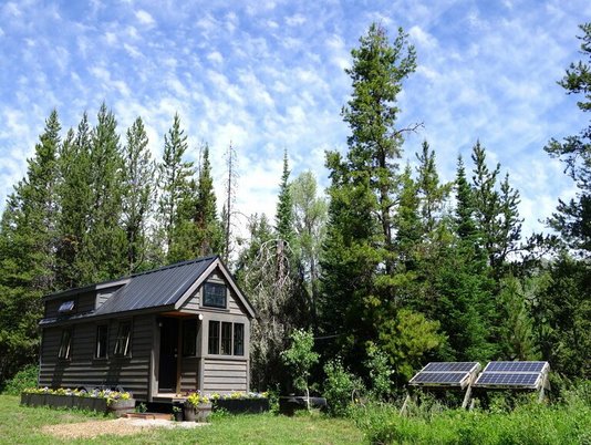 tiny-house-kleines-haus-wohnung-wohnen-02 Tiny House mit Solaranlage im Garten
