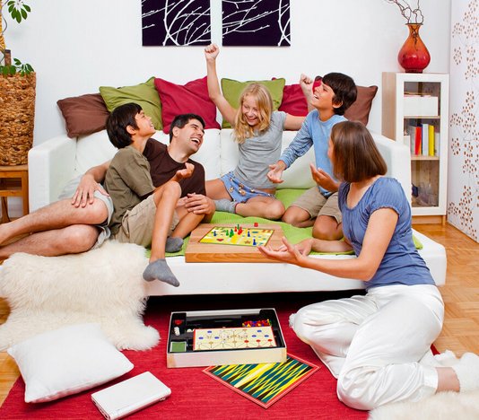 Fotolia_24974604_Subscription_L Familie auf Bett
