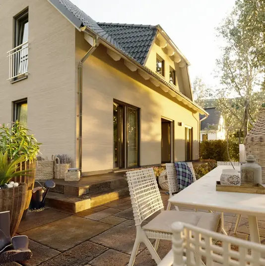 Ein Landhaus 142 mit heller Fassade, Satteldach und großem Garten zeigt die Wohnqualität, die im Baugebiet Stellau Barsbüttel entstehen kann. Die ruhige Umgebung und die gute Anbindung schaffen perfekte Bedingungen für ein sicheres und komfortables Eigenheim.