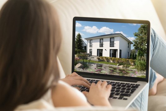 Haus-Familie-Wohnen-Garten-Serie-30-13 Frau am PC