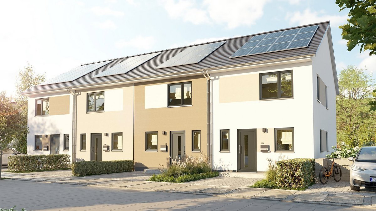 Visualisierung einer zweigeschossigen Reihenhausanlage mit Photovoltaikanlagen auf den Satteldächern und begrünten Vorgärten.